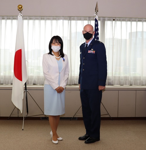 〈７月１０日（金）〉在日米軍司令部法務部長に対する法務大臣感謝状授与式を行いました。