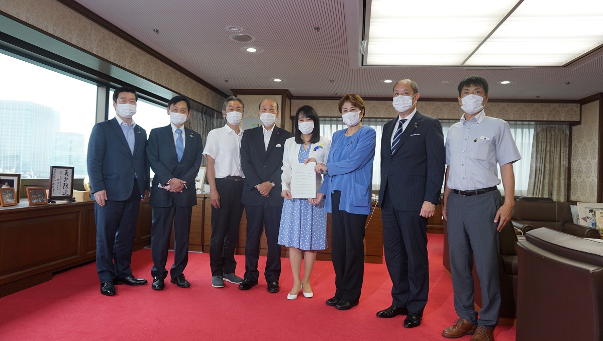森法務大臣が兵庫県議会議員及び神戸市議会議員の方々と面会しました（令和２年７月１４日（火））。