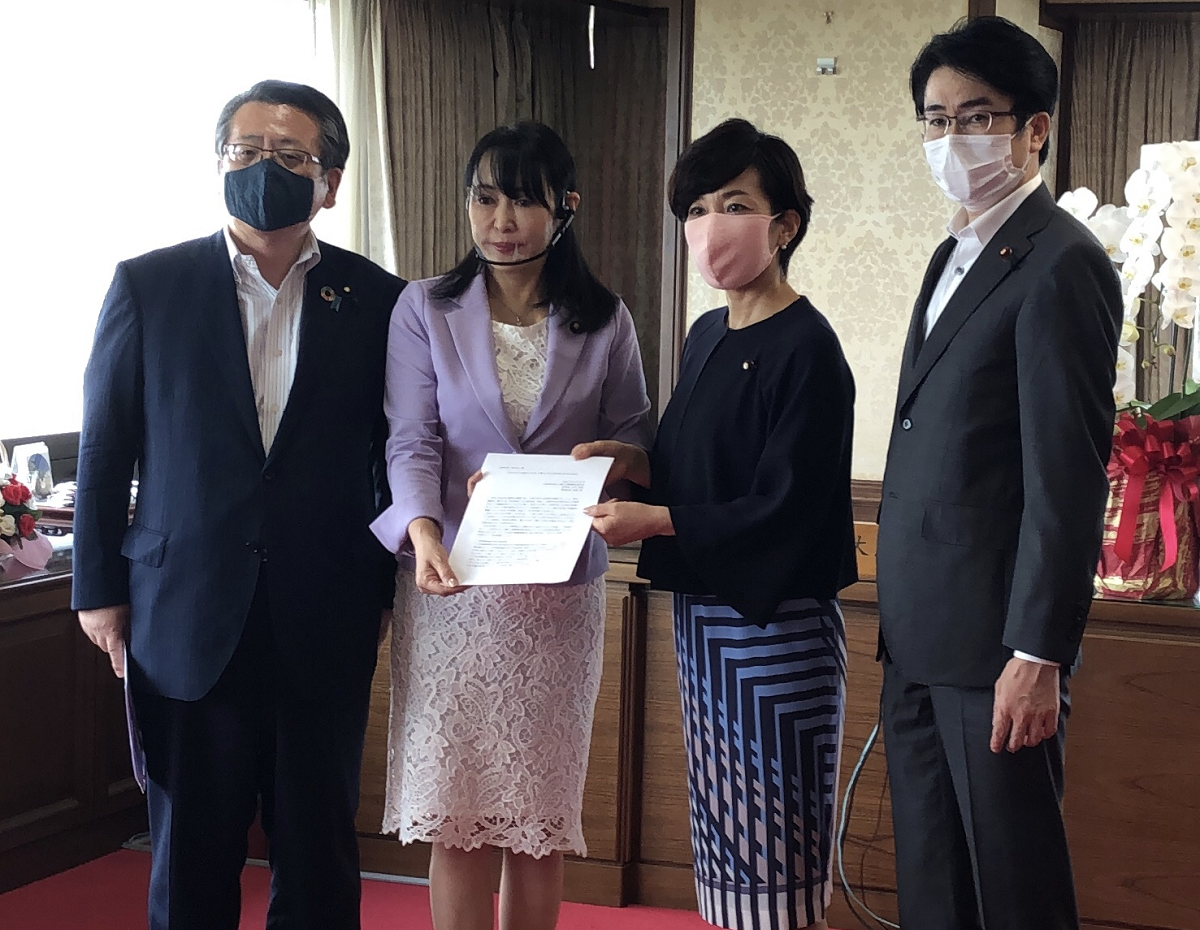 〈８月２５日（火）〉森まさこ法務大臣が，公明党住まいと暮らし問題検討委員会から，「ポストコロナを見据えた住まいと暮らしの安心を実現するための提言」を受け取りました。