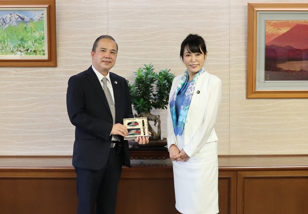 September 10, 2020 Justice Minister Received a Courtesy Call from Ambassador of the Kingdom of Thailand to Japan