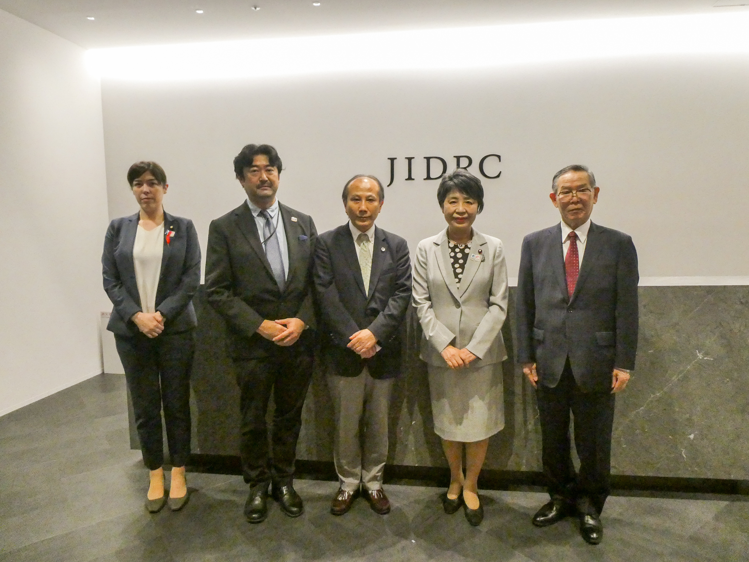 上川法務大臣及び小野田法務大臣政務官が国際仲裁専用施設である日本国際紛争解決センター（東京）を視察しました。