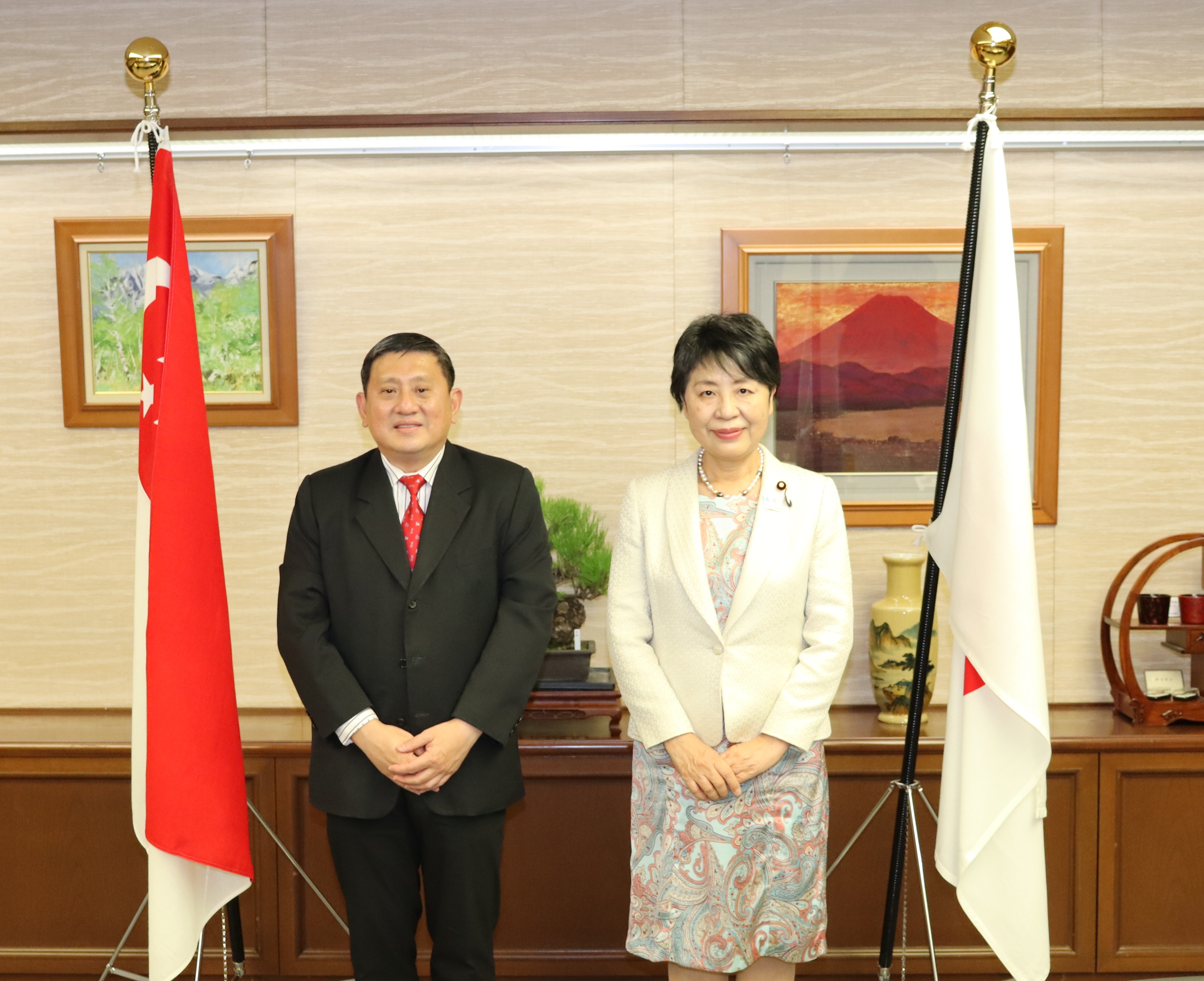 上川陽子法務大臣が，駐日シンガポール共和国大使による表敬を受けました（令和２年１０月２８日）。
