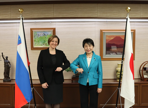 上川陽子法務大臣が，駐日スロベニア共和国大使による表敬を受けました。
