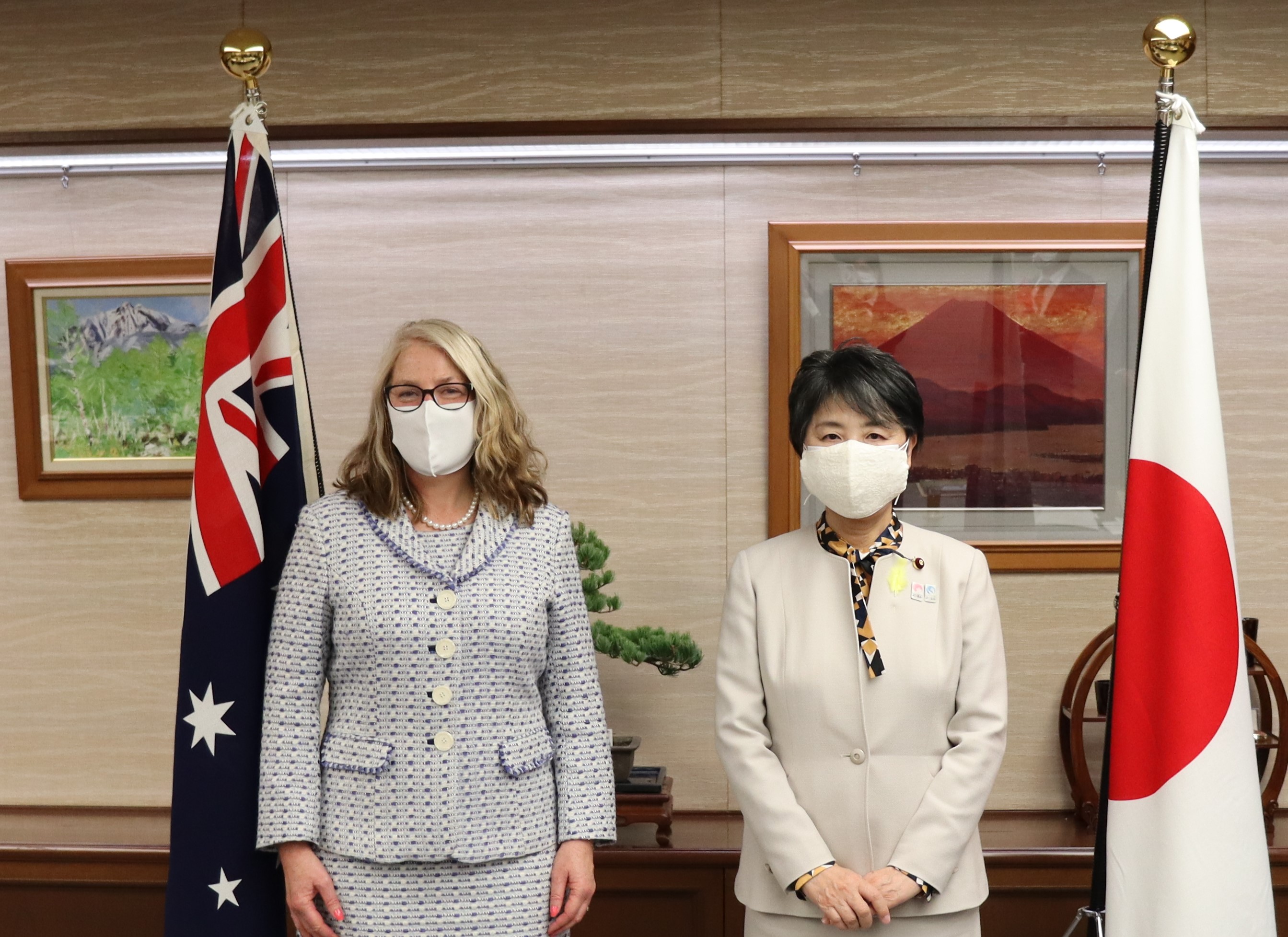 January 14, 2021 Justice Minister Received a Courtesy Call from Ambassador of Australia to Japan