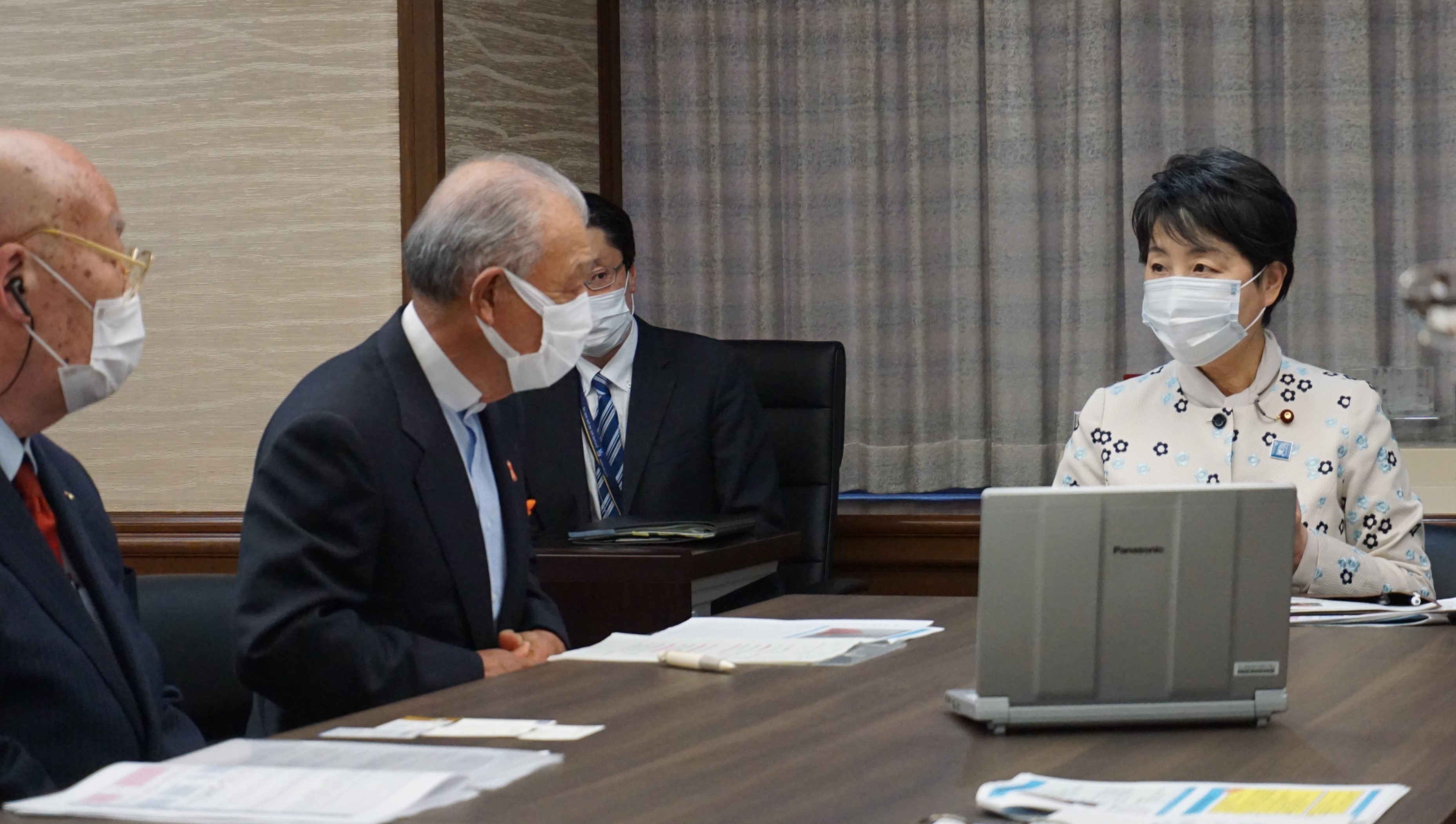上川法務大臣が，日本財団の笹川会長及び職親（しょくしん）企業の皆様と意見交換を行いました（令和３年３月２３日）。