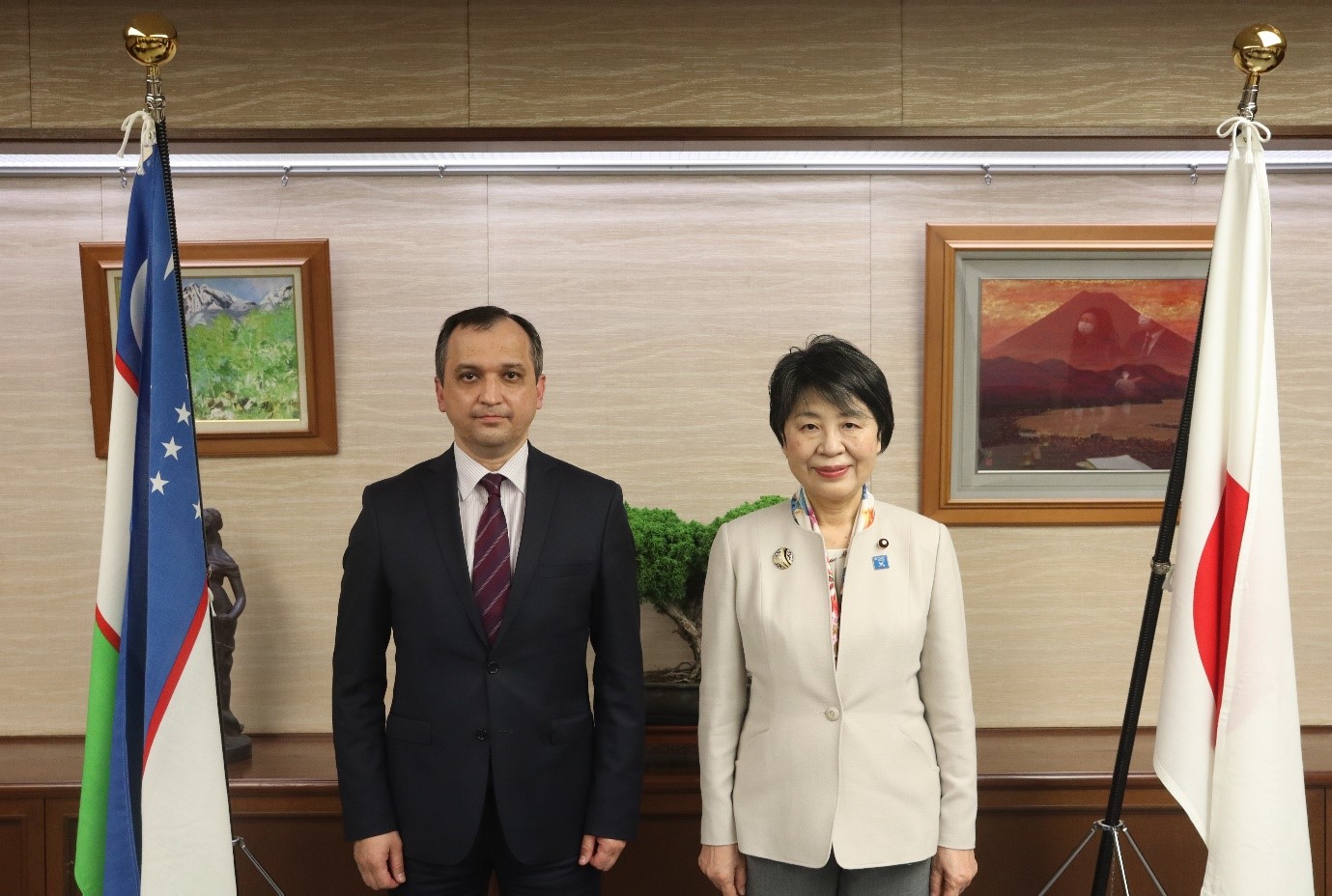 2021年04月15日 Justice Minister Receives Farewell Courtesy Call from Ambassador of the Republic of Uzbekistan in Japan On April 14, 2021.