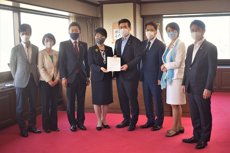 上川陽子法務大臣が，性暴力のない社会の実現を目指す議員連盟から，性犯罪・性暴力対策の強化等を求める提言を受け取りました（令和３年６月１日）。