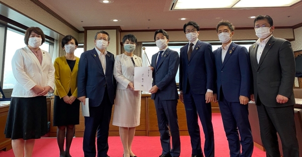 上川陽子法務大臣が，公明党再犯防止対策強化プロジェクトチームから，「再犯防止の充実強化に関する提言2021」を受け取りました（令和３年６月４日）。