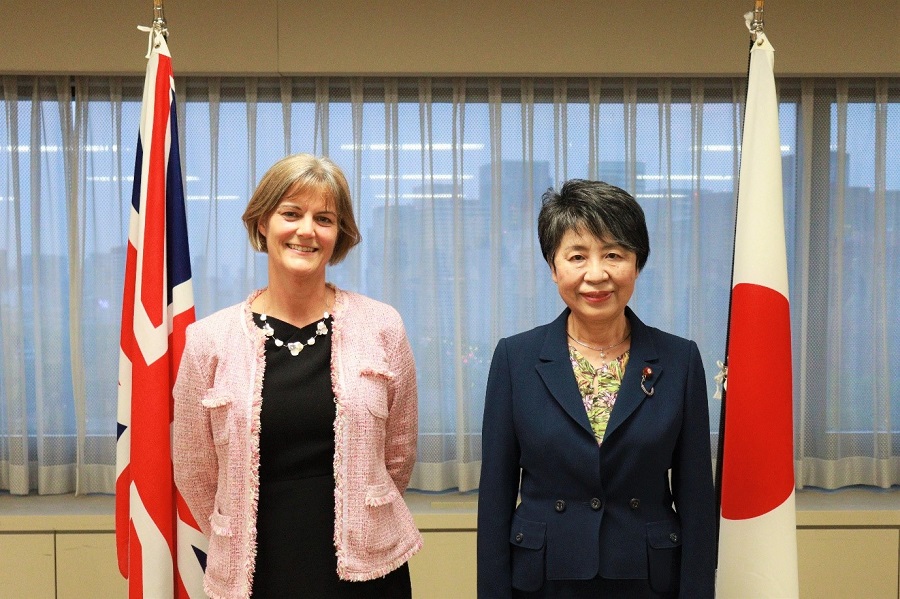 上川陽子法務大臣が，駐日英国大使による表敬訪問を受けました（令和３年６月７日）。