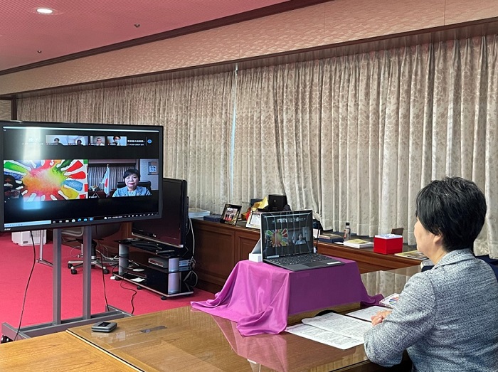東京藝術大学「ＳＤＧｓ×ＡＲＴｓ展」と法務省とがオンラインでつながり，上川陽子法務大臣がアーティストの皆さんとギャラリートークをしました（令和３年８月３日）。