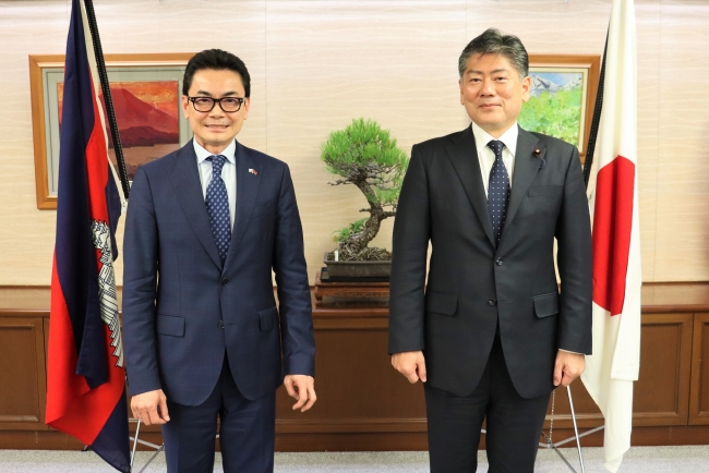 November 12, 2021 Justice Minister Receives Farewell Courtesy Call from Ambassador of the Kingdom of Cambodia in Japan