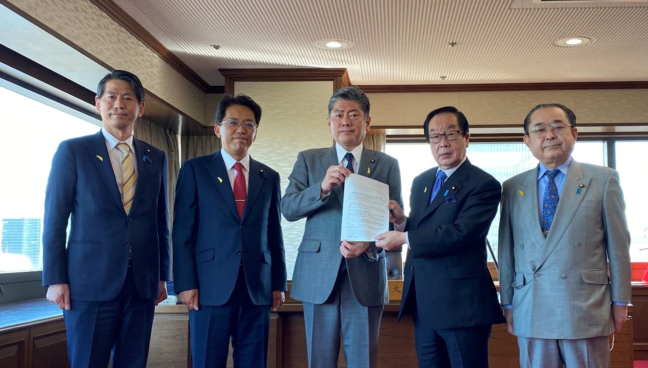 古川禎久法務大臣が，「再犯防止のための令和４年度予算・増員に関する要望」を受け取りました（令和３年１１月２６日）。