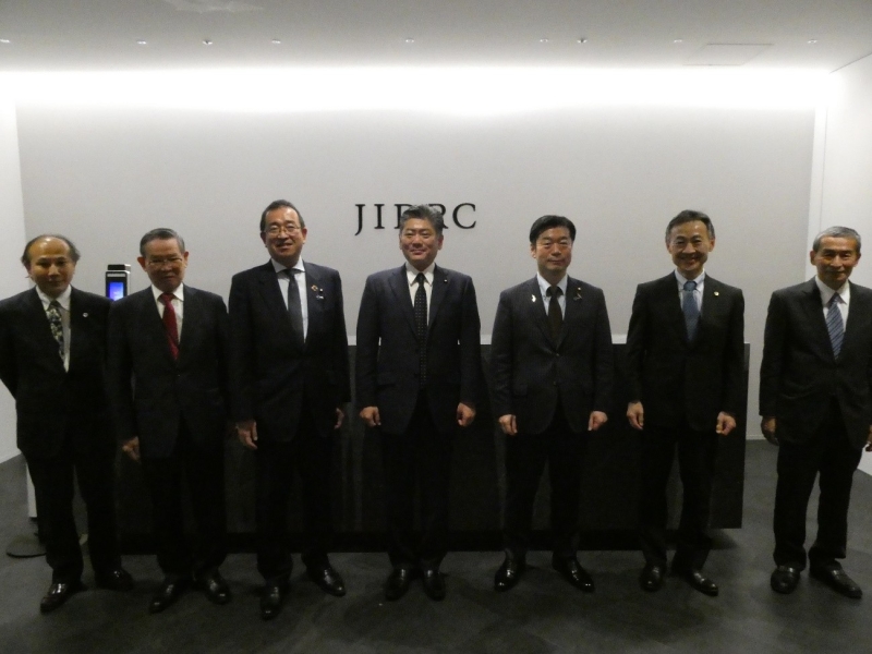 古川法務大臣，津島法務副大臣及び加田法務大臣政務官が国際仲裁専用施設である日本国際紛争解決センター（東京）を視察しました（令和３年１２月２日）。