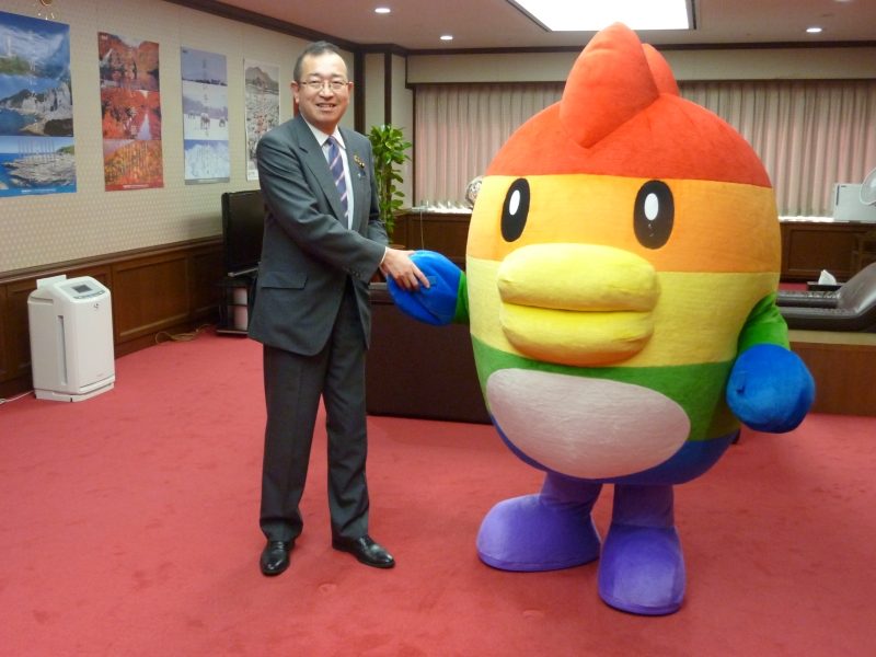 津島法務副大臣が、日本テレビお天気キャラクター「にじモ」による表敬訪問を受けました（令和４年２月３日）。