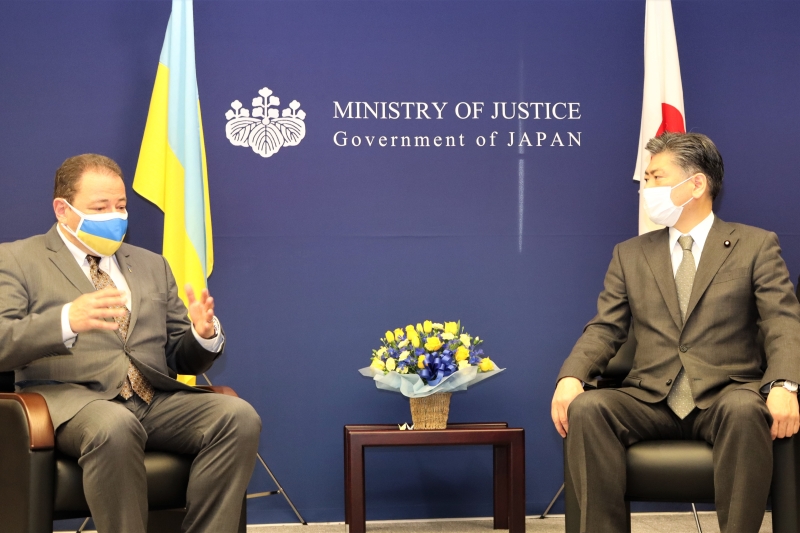 古川禎久法務大臣がセルギー・コルスンスキー駐日ウクライナ大使と会談しました（令和４年３月１１日）。
