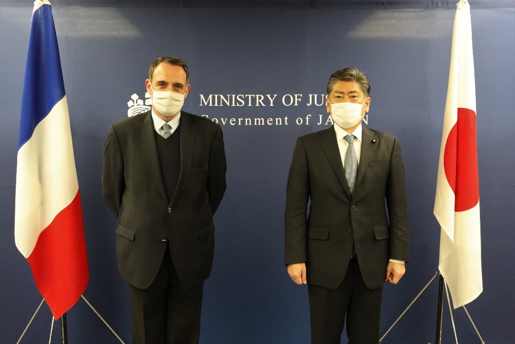 古川禎久法務大臣が、フィリップ・セトン駐日フランス共和国大使による表敬訪問を受けました（令和４年３月１５日）。