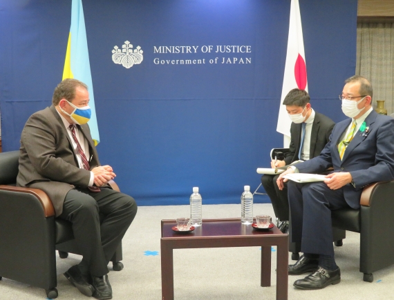 April 20, 2022 State Minister of Justice Ｍeets with the Ambassador of Ukraine to Japan