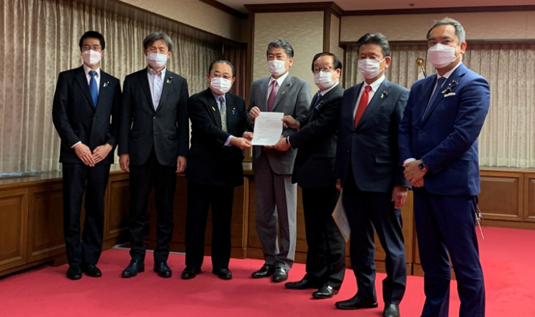 古川禎久法務大臣が、再犯防止の推進に関する緊急提言を受け取りました。（令和４年５月１０日）