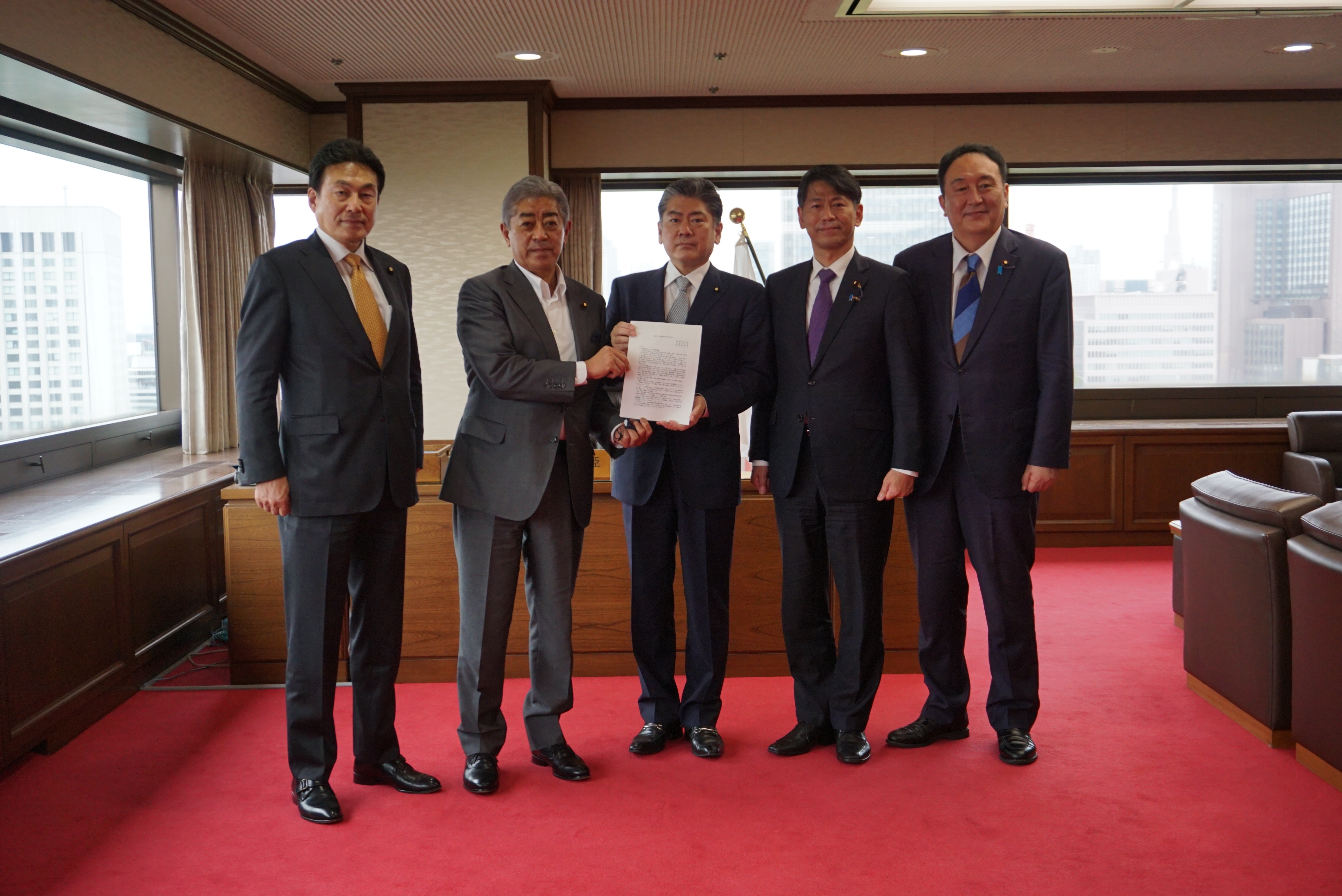古川禎久法務大臣が、自由民主党政務調査会治安・テロ対策調査会から、世界一安全安心な日本に向けた提言を受け取りました（令和４年５月１２日）。