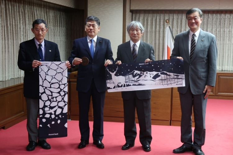 古川禎久法務大臣が、網走市長、株式会社モンベル代表取締役会長による訪問を受けました（令和４年６月６日）。