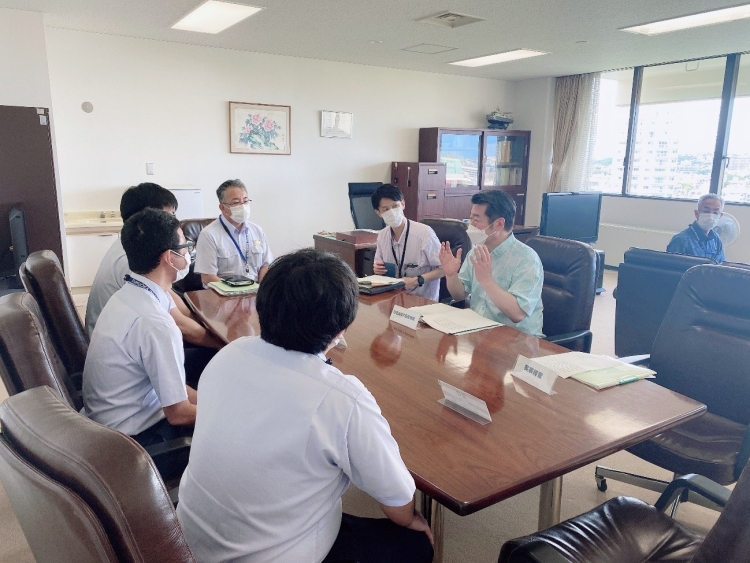加田法務大臣政務官が、福岡出入国在留管理局那覇支局を視察し、職員との意見交換会等を行いました（令和４年６月２０日（月））。