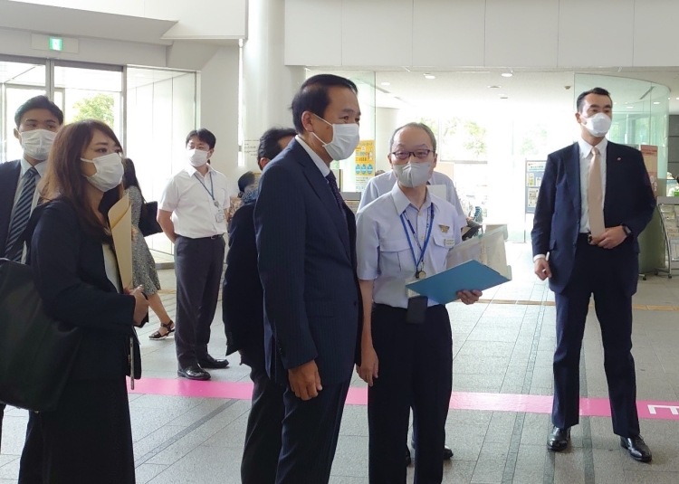 葉梨康弘法務大臣は、東京出入国在留管理局を視察しました（令和４年８月２６日）。