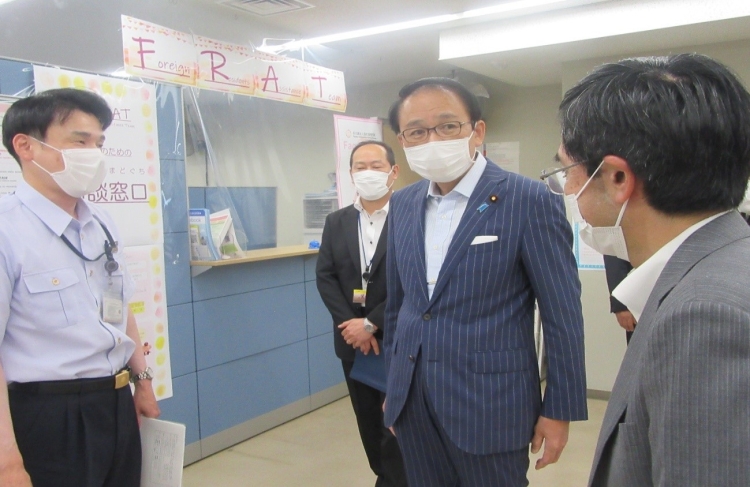 葉梨康弘法務大臣は、名古屋出入国在留管理局を視察しました（令和４年９月１３日）。