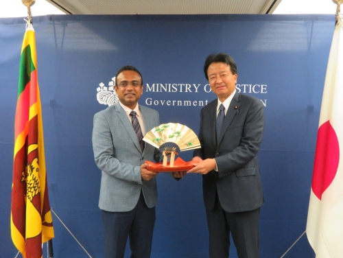 門山宏哲法務副大臣が、スリランカ労働・海外雇用大臣による表敬訪問を受けました（令和４年１０月３日）。