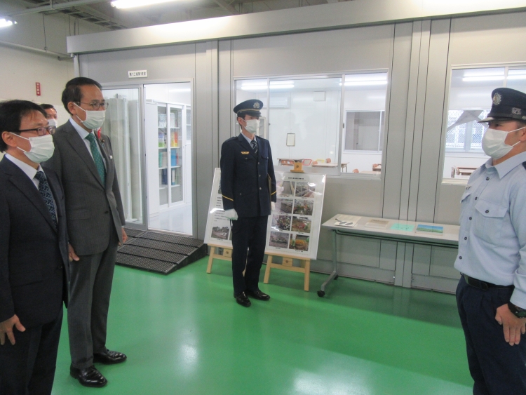 葉梨法務大臣は、少年院における矯正教育の手法やノウハウ等を活用した「若年受刑者ユニット型処遇」を本年９月から開始した川越少年刑務所を視察しました。（令和４年１０月１２日）。  