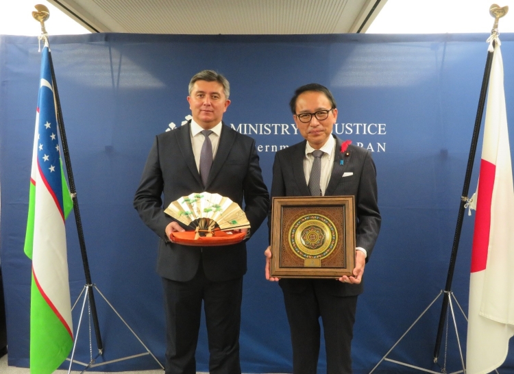 葉梨康弘法務大臣が、ウズベキスタン雇用・労働関係大臣による表敬訪問を受けました（令和４年１０月１４日）。