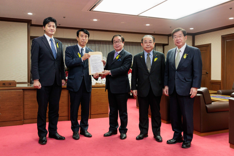 齋藤健法務大臣が、再犯防止のための施策充実に関する要望を受け取りました。