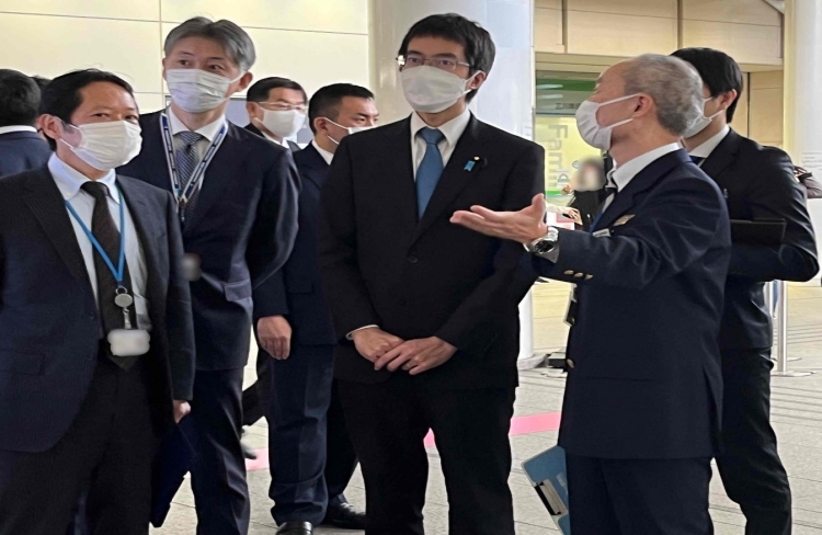 高見康裕法務大臣政務官は、東京出入国在留管理局及び東京出入国在留管理局羽田空港支局を視察しました。