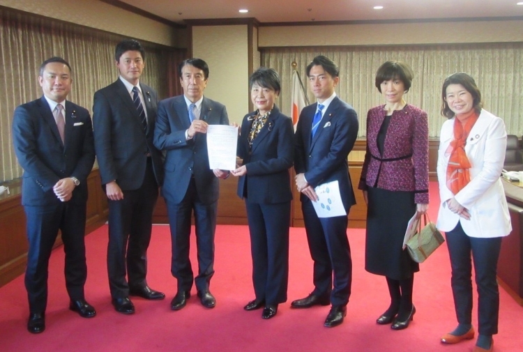 齋藤健法務大臣が、犯罪被害者等施策の検証・推進議員連盟から提言を受け取りました。