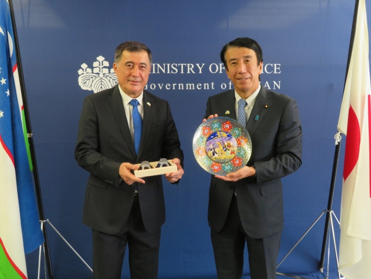 齋藤健法務大臣が、ウズベキスタン外務大臣による表敬訪問を受けました。