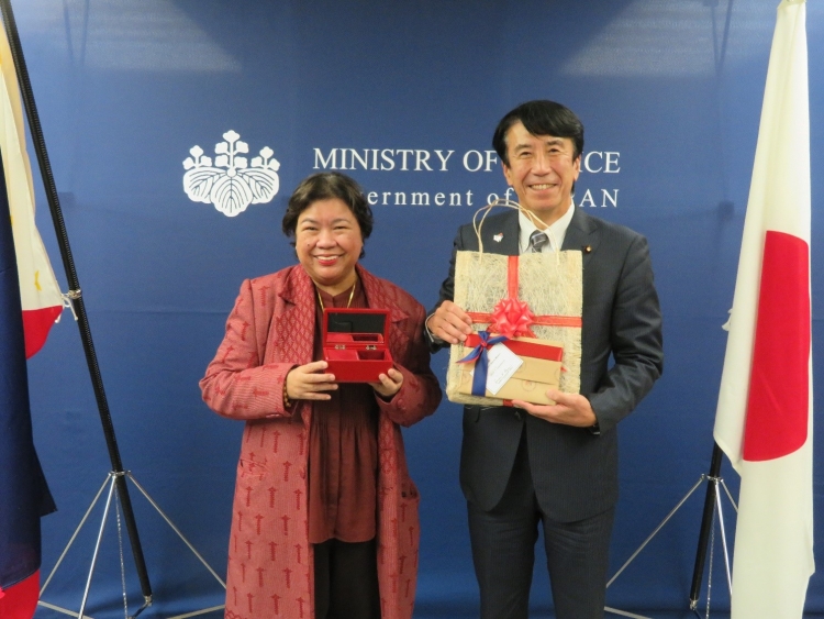 齋藤健法務大臣が、フィリピン移住労働者大臣による表敬訪問を受けました。