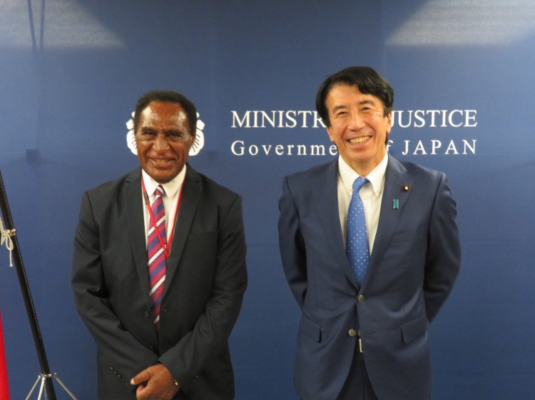 齋藤健法務大臣が、パプアニューギニア独立国司法大臣による表敬訪問を受けました。