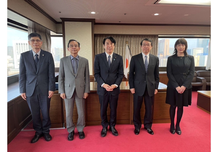齋藤健法務大臣は、「認定特定非営利活動法人アースウォッチ・ジャパン」浦辺理事長、伊藤理事、小津監事による訪問を受けました。