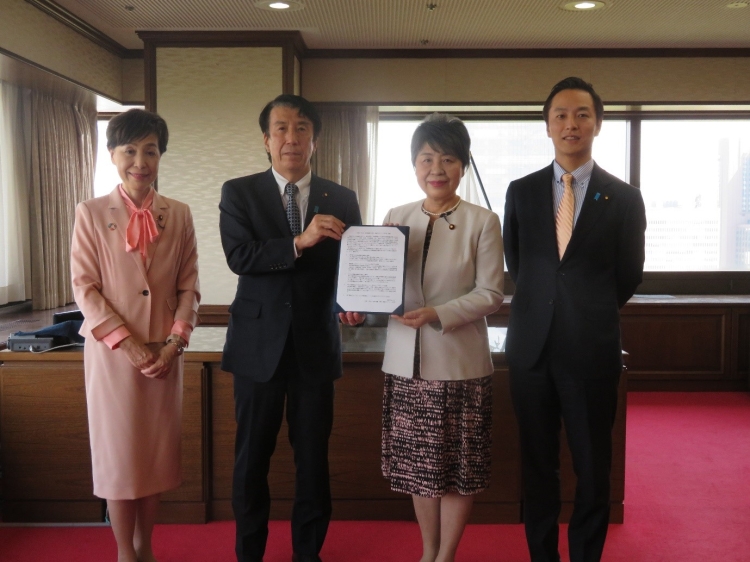 齋藤健法務大臣が、女性・平和・安全保障（WPS）議会人ネットJAPANから提言を受け取りました。