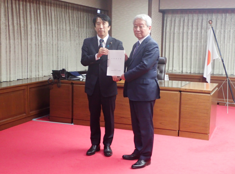 齋藤健法務大臣が、「技能実習制度及び特定技能制度の在り方に関する有識者会議」の田中明彦座長から、「中間報告書」を受け取りました。