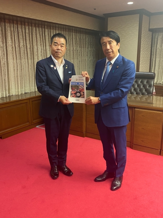 齋藤健法務大臣が滋賀県知事から「政策提案・要望書」を受け取りました。