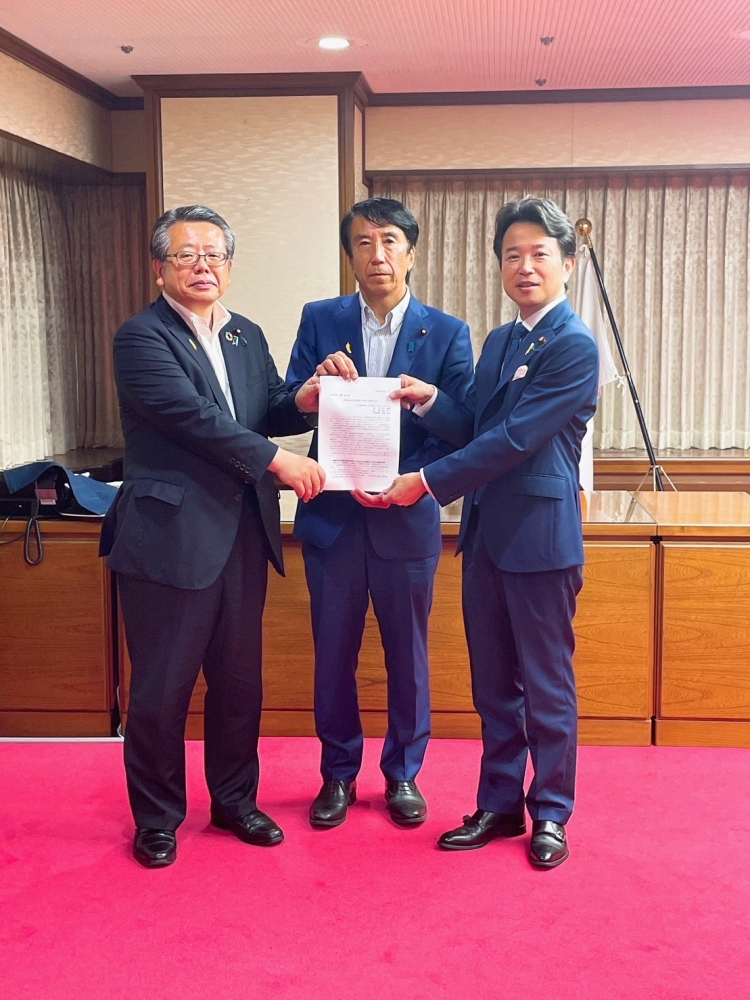 齋藤健法務大臣が、再犯防止の充実強化に関する提言を受け取りました。