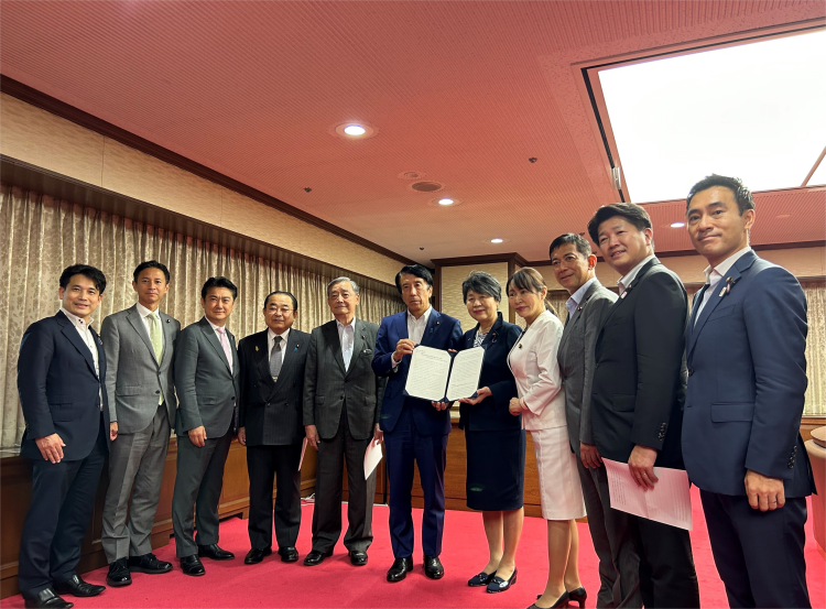 齋藤健法務大臣が「法の支配を推進するため、司法外交を展開する議員連盟」から、「司法外交推進のため施策の強化を求める提言」を受け取りました。