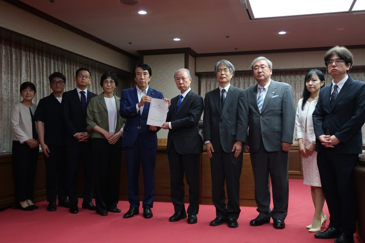 齋藤健法務大臣が、名古屋刑務所職員による暴行・不適正処遇事案に係る第三者委員会から、「提言書～拘禁刑時代における新たな処遇の実現に向けて～」を受け取りました。