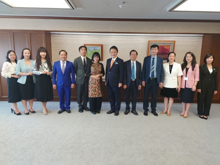 柿沢未途法務副大臣が、ベトナム司法省本邦研修参加者御一行による表敬訪問を受けました。