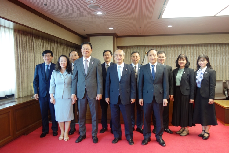 小泉龍司法務大臣が、ファム・クアン・ヒエウ駐日ベトナム大使及び第６７回ベトナム法整備支援研修参加者一行による表敬訪問を受けました。