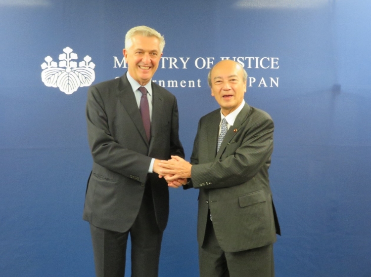 小泉龍司法務大臣が、国際連合難民高等弁務官による表敬訪問を受けました。