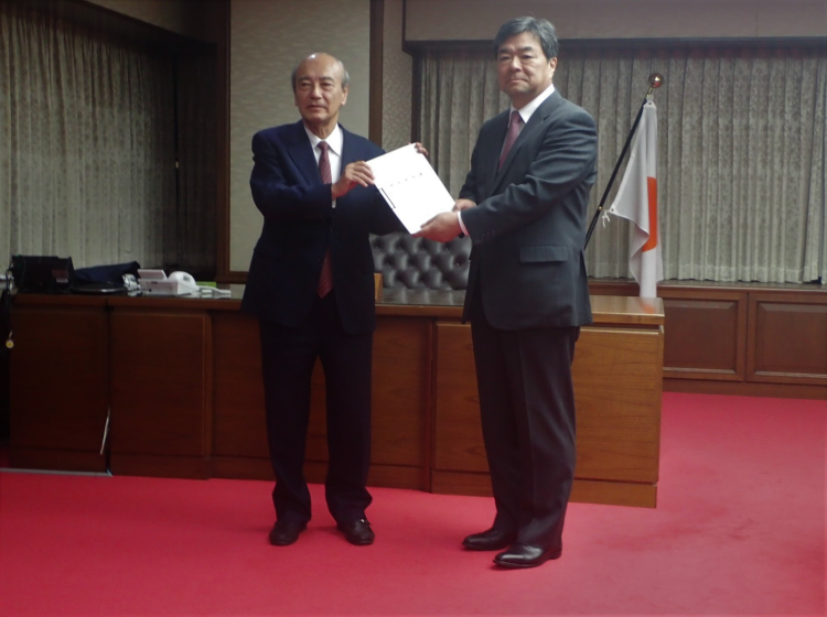 小泉龍司法務大臣が、「技能実習制度及び特定技能制度の在り方に関する有識者会議」の高橋進座長代理から、「最終報告書」を受け取りました。