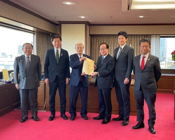 小泉龍司法務大臣が、再犯防止のための施策充実に関する要望を受け取りました。