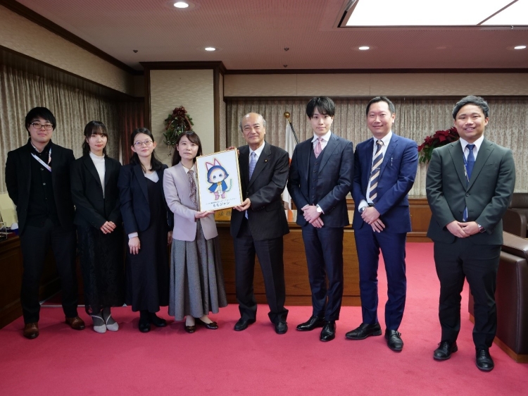 小泉龍司法務大臣がマスコットキャラクター「ももジャン」についてほうむSHOW編集局からの報告を受けました。