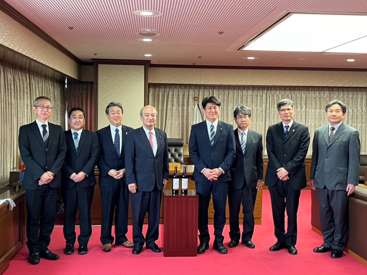 小泉龍司法務大臣が、牛久市沼田和利市長、牛久シャトー株式会社川口孝太郎代表取締役社長による訪問を受けました。